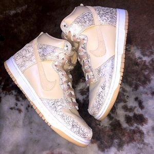 NIKE WOMENS DUNK HI 08